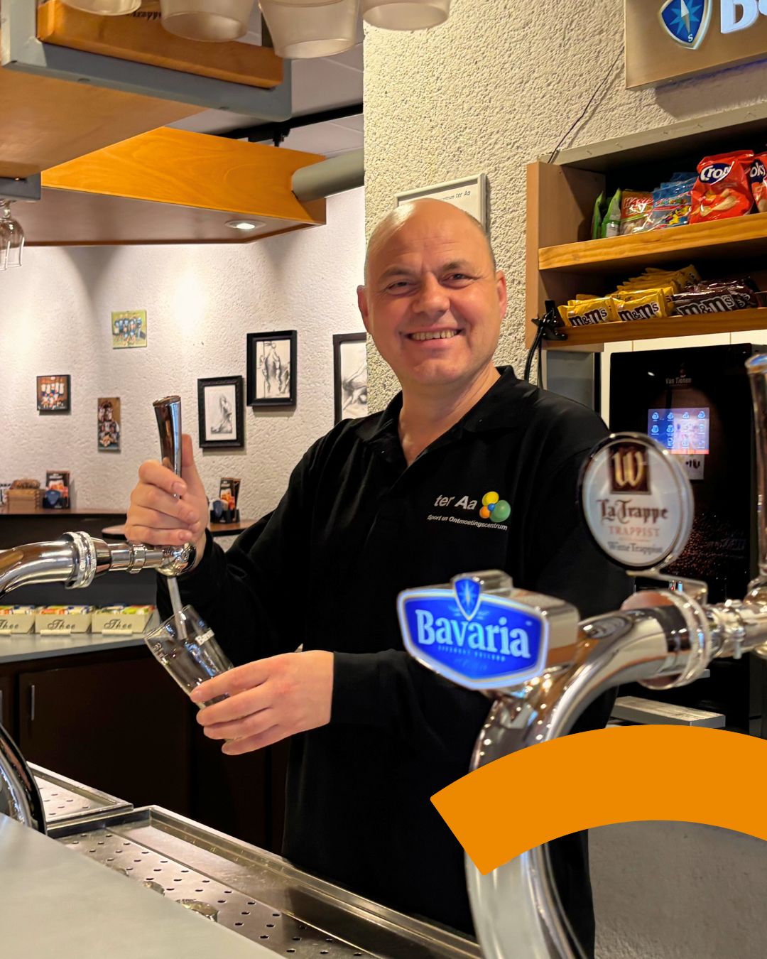 Gert werpt een blik op de Brug